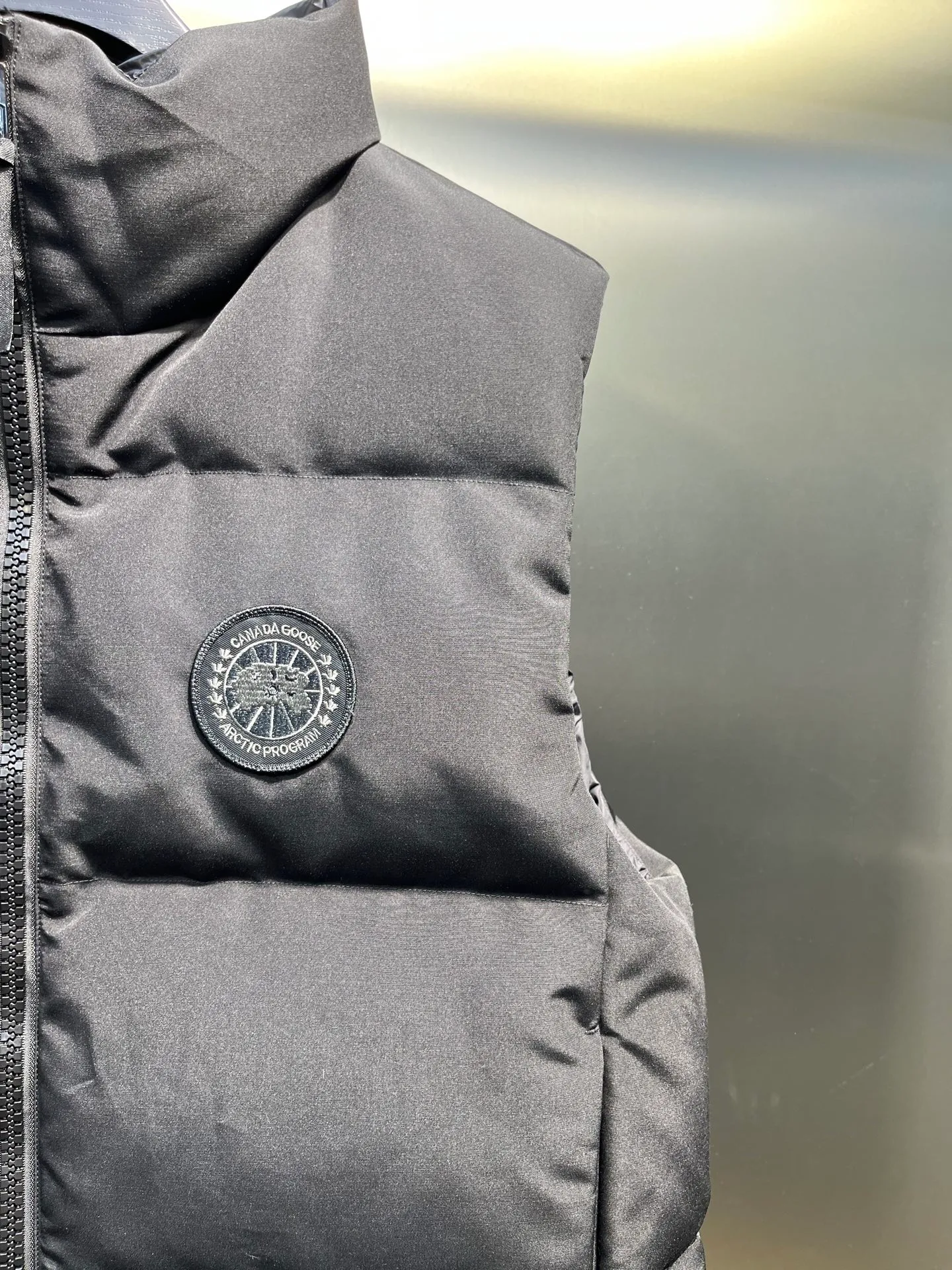 P660 Canadian Grandview black label women's short vest.  Constructed from Arctic Tech recycled fabric®, it features a cinchable hem for sleek styling and storage. Color: Polaris white, black, beige, soft light pink.  Size: s-xl